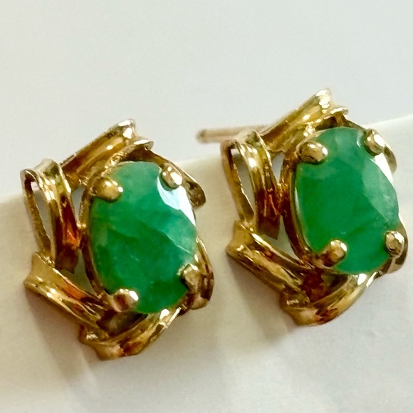 Solid 10k gold emerald stud earrings - Picture 4 of 11